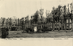 15978 Gezicht op het Broederplein met plantsoen te Zeist uit het zuidwesten; met op de achtergrond de voorgevels van de ...